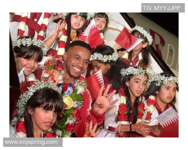 卡塔尔足球明星与球迷亲密合影展现热情与友好互动