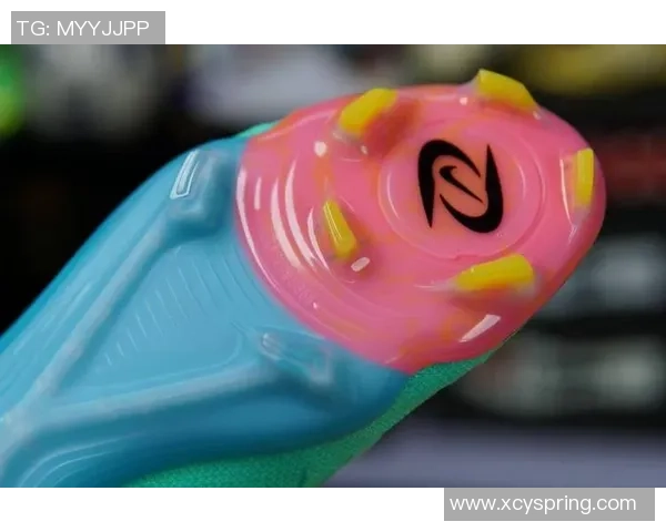 粉色球星足球鞋炫酷登场,展现个性与速度的完美结合 粉色球星足球鞋炫酷登场,展现个性与速度的完美结合